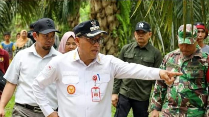 Penjabat Bupati PPU, Makmur Marbun meninjau lokasi banjir di Kecamatan Waru dan Babulu. Foto: HO/DiskominfoPPU