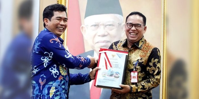 Penjabat (Pj) Bupati PPU Makmur Marbun (kanan) menerima Laporan Hasil Pemeriksaan dari Kepala BPK Kaltim Agus Priyono di Kantor BPK Kaltim, Jum'at (3/5/2024). Foto: IST/Diskominfo PPU