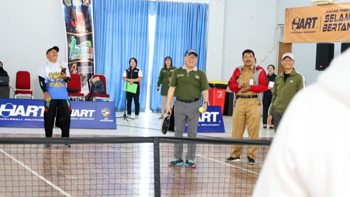 Penjabat (Pj) Bupati PPU Makmur Marbun, Selasa (7/5/2024) pagi, membuka Kejuaraan Nasional Pickleball Championship 2024 yang digelar di Graha Pemuda, Kilometer 08 Nipah-nipah, Kabupaten Penajam Paser Utara (PPU), Kalimantan Timur pada 7-11 Mei 2024. Foto: IST/DiskominfoPPU