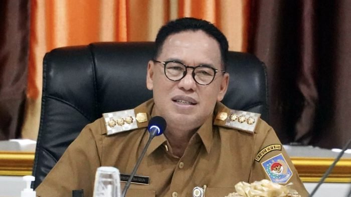 Penjabat (Pj) Bupati Penajam Paser Utara (PPU) Makmur Marbun menyampaikan untuk setop merokok di lingkungan Kantor Pemkab saat rapat Penjabat (Pj) Bupati Penajam Paser Utara (PPU) Makmur Marbun menyampaikan untuk setop merokok di lingkungan Kantor Pemkab saat rapat, Selasa (27/5/2024). Foto: IST/DiskominfoPPU