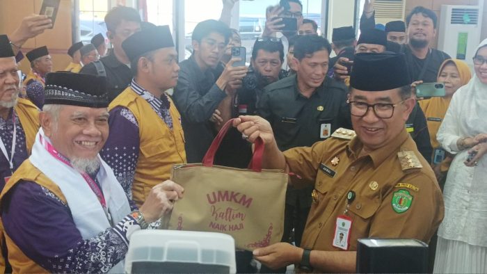 Penjabat (Pj) Gubernur Kalimantan Timur (Kaltim), Akmal Malik saat melepas jamaah haji di Asrama Embarkasi Haji Balikpapan, pada hari Selasa (14/5/2024). Foto: BorneoFlash/Niken Sulastri