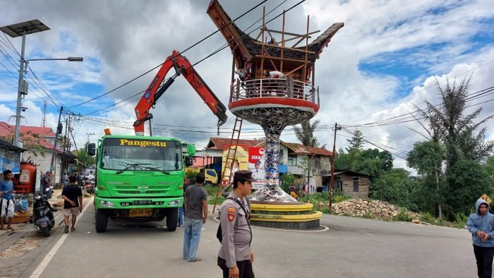 Polres Bontang Kawal Penurunan miniatur Tongkonan (Kandian Dulang) di Jalan Damai Kelurahan Kanaan Kecamatan Bontang Barat, pada Sabtu (4/5/2024). Foto: HO/Humas Polda Kaltim