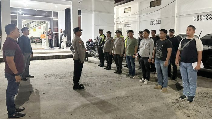 Persiapan personel Polres Bontang dalam rangka pengamanan ke kantor KPUD kota Bontang pada Kamis dini hari (16/05/2024). Foto: HO/Humas Polres Bontang