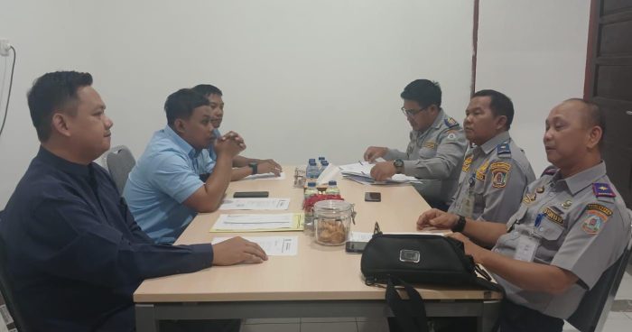 Pertemuan Kepala Kanwil V KPPU Samarinda, Andriyanto dan Kepala Bidang Kajian dan Advokasi Ratmawan Ari Kusnandar dengan Kadishub Kota Balikpapan, Adwar Skenda Putra. Foto: BorneoFlash/Niken Sulastri