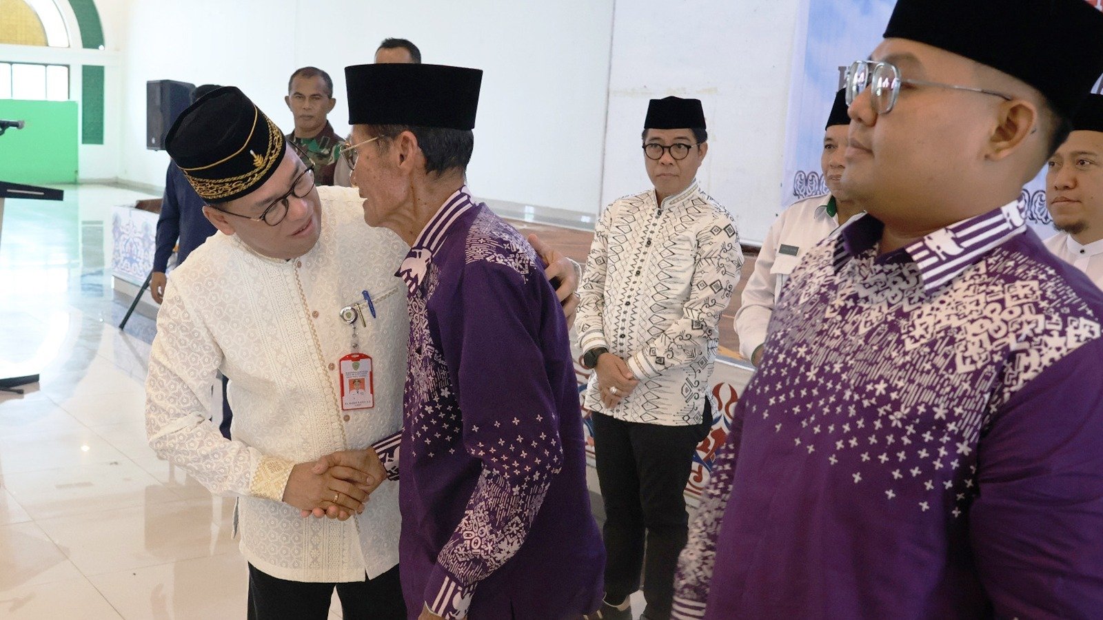 Pj Bupati Makmur Marbun melepas keberangkatan 141 calon jemaah haji PPU di Masjid Agung Al-Ikhlas, Kilometer 08 Nipah-nipah, Penajam, PPU, Kalimantan Timur, Selasa (28/5/2024) siang. Foto: IST/DiskominfoPPU