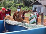 Pj Bupati Makmur Marbun saat meninjau lokasi pengelolaan sabut kelapa bersama Ketua TP PKK Kabupaten PPU Linda Romauli Siregar, Sabtu, (25/5/2024) siang. Foto: IST/DiskominfoPPU