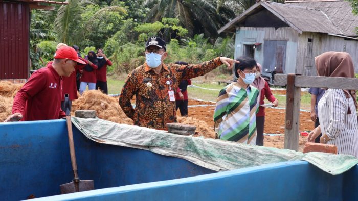 Pj Bupati Makmur Marbun saat meninjau lokasi pengelolaan sabut kelapa bersama Ketua TP PKK Kabupaten PPU Linda Romauli Siregar, Sabtu, (25/5/2024) siang. Foto: IST/DiskominfoPPU