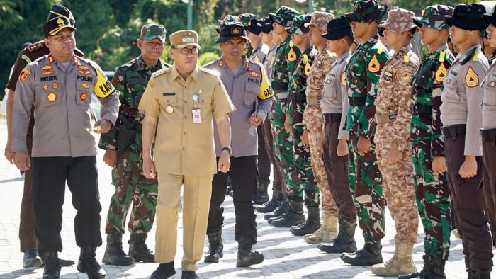 Pj Bupati Makmur Marbun saat menyambut peserta Latihan Integrasi Taruna Wreda Nusantara (Latsitardanus) XLIV/2024 Yontarlat Kijang di Kabupaten PPU, Kalimantan Timur, Selasa (7/5/2024) siang. Foto: IST/DiskominfoPPU