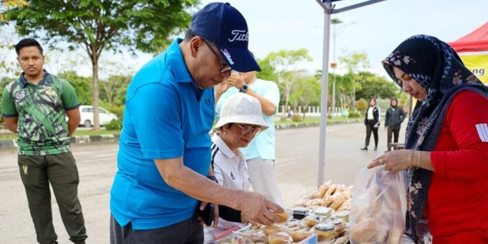 Pj Bupati PPU Makmur Marbun berbelanja di salah satu UMKM saat kegiatan Car Free Day (CFD), Sabtu (4/5/2024). Foto: IST/DiskominfoPPU