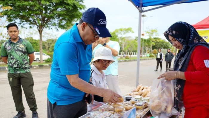 Pj Bupati PPU Makmur Marbun berbelanja di salah satu UMKM saat kegiatan Car Free Day (CFD), Sabtu (4/5/2024). Foto: IST/DiskominfoPPU