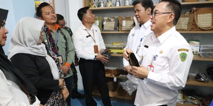 Pj Bupati PPU Makmur Marbun saat meresmikan Kantor Unit Layanan dan Pusat UMKM binaan PDAM Danam Taka yang terletak di KM 07 Kelurahan Nenang, Kecamatan Penajam, Kabupaten PPU pada Rabu (15/5/2024) siang. Foto: IST/DiskominfoPPU