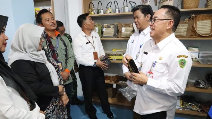 Pj Bupati PPU Makmur Marbun saat meresmikan Kantor Unit Layanan dan Pusat UMKM binaan PDAM Danam Taka yang terletak di KM 07 Kelurahan Nenang, Kecamatan Penajam, Kabupaten PPU pada Rabu (15/5/2024) siang. Foto: IST/DiskominfoPPU