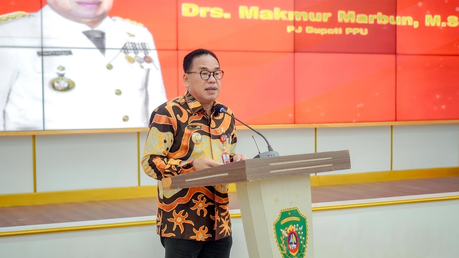 Pj Bupati PPU Makmur Marbun saat penandatanganan Program Komunitas Isi Piringku 2024 di kantor Bupati pada Kamis (30/5/2024). Foto: BorneoFlash/Irwan A