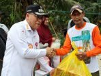 Pj Bupati PPU Makmur Marbun serahkan bantuan kepada warga terdampak banjir di kawasan Desa Api-Api, Kecamatan Waru dan beberapa desa di Kecamatan Babulu, pada Minggu (5/5/2024). Foto: HO/DiskominfoPPU