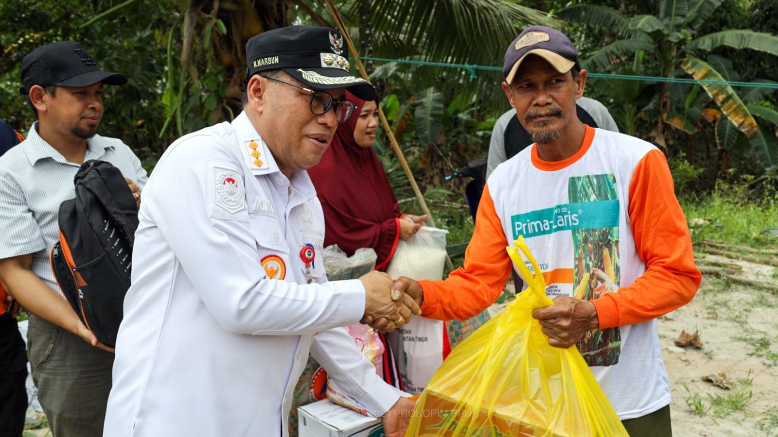 Banjir di Waru dan Babulu, Pj Bupati PPU Tinjau Lokasi dan Serahkan Bantuan kepada Warga Terdampak