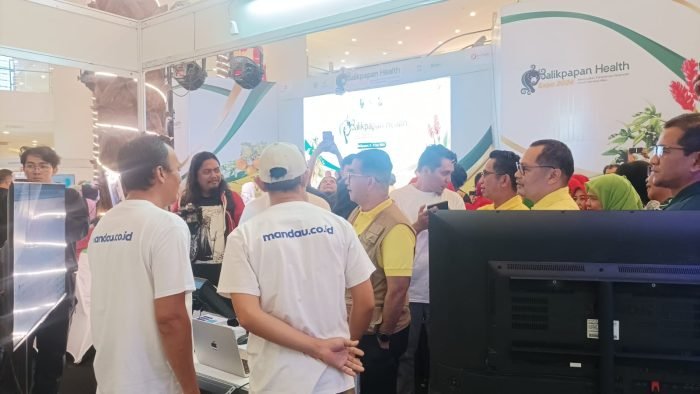 Pj Gubernur Kaltim, Akmal Malik didampingi Wali Kota Balikpapan H. Rahmad Mas'ud serta jajaran terkait mengunjungi stand penyedia kesehatan sambil berdiskusi terkait produknya. Foto: BorneoFlash/Niken Sulastri