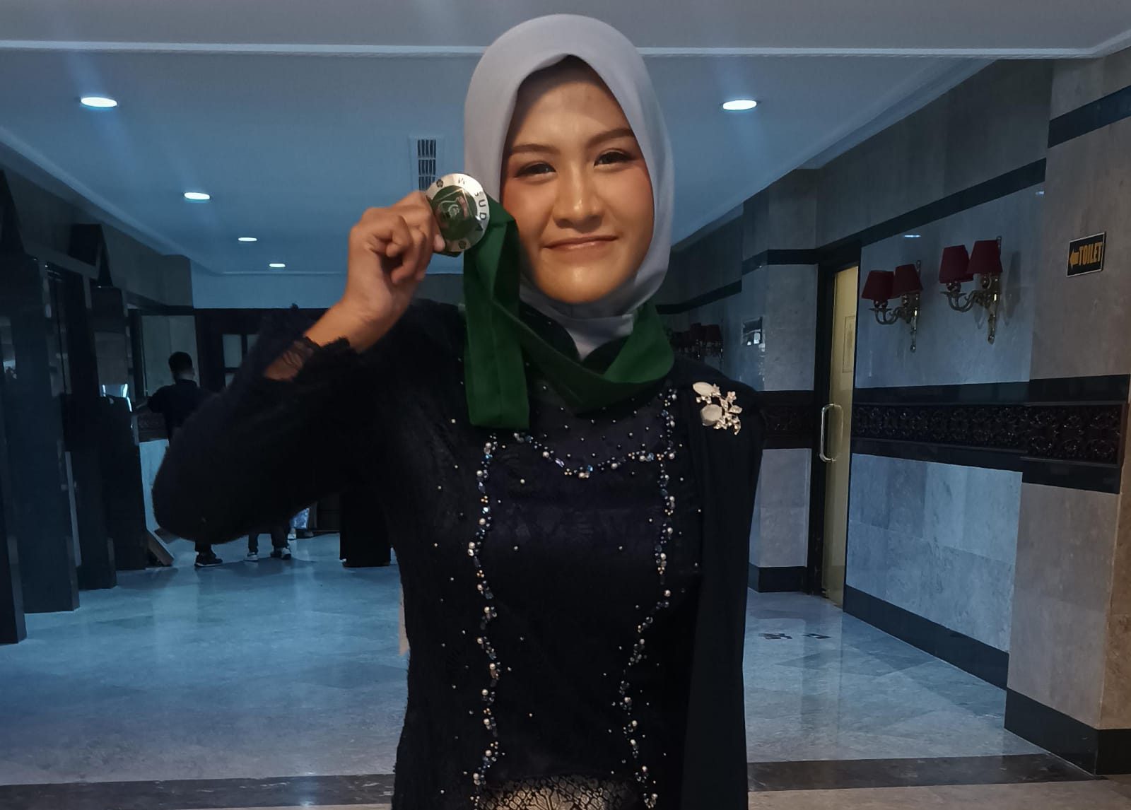 Salah seorang siswi kelas XII dinyatakan lulus dari SMKN 2 Balikpapan Tahun 2024, Abel Onnaku. Foto: BorneoFlash/Niken Sulastri