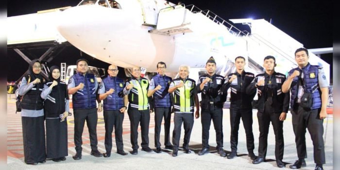 Satgas Haji Kantor Imigrasi Kelas I TPI Balikpapan beserta jajaran Divisi Keimigrasian Kanwil Kemenkumham Kaltim, turut serta dalam kegiatan pelepasan Kloter 1 Jemaah Haji Tahun 1445 H / 2024 M, melalui Asrama Haji Embarkasi Balikpapan, pada hari Selasa (