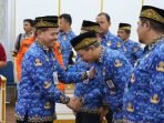 Sekda Tohar memberikan selamat kepada pejabat usai melantik 18 pejabat administrator dan pengawas di lingkungan Pemerintah Kabupaten Penajam Paser Utara (PPU), Jumat (17/5/2024) sore. Foto: IST/DiskominfoPPU