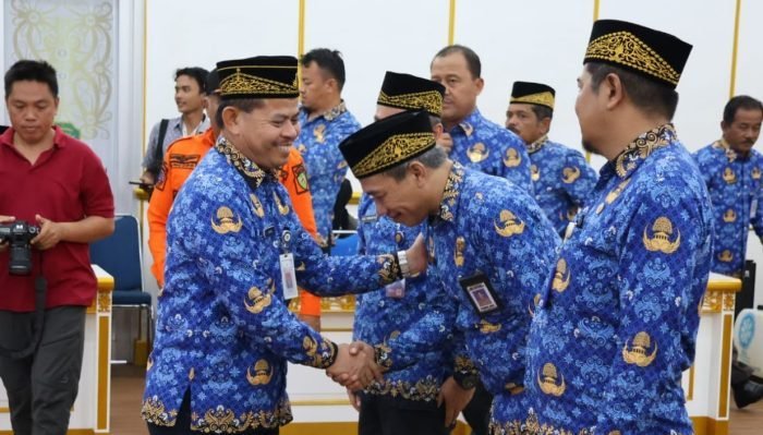 Sekda Tohar memberikan selamat kepada pejabat usai melantik 18 pejabat administrator dan pengawas di lingkungan Pemerintah Kabupaten Penajam Paser Utara (PPU), Jumat (17/5/2024) sore. Foto: IST/DiskominfoPPU