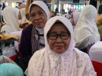 Seorang jamaah haji tertua di kloter pertama berusia 79 tahun bernama Robaya binti Ateng.  Foto: BorneoFlash/Niken Sulastri