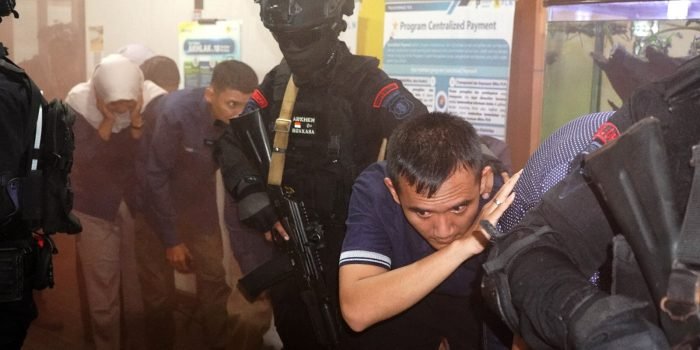 Simulasi antisipasi gangguan Kamtibmas oleh Batalyon A Pelopor Satbrimob Polda Kaltim bersama PT PLN UP3 Balikpapan pada Selasa, (21/5/2024). Foto: HO/Humas Polda Kaltim