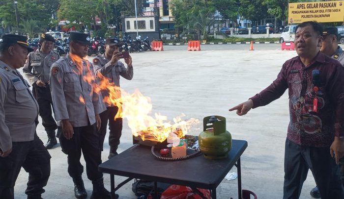 Simulasi pengamanan bahaya api kompor gas di rumah tangga, di halaman Mapolresta Balikpapan pada Selasa, 30 April 2024. Foto: HO/Humas Polda Kaltim