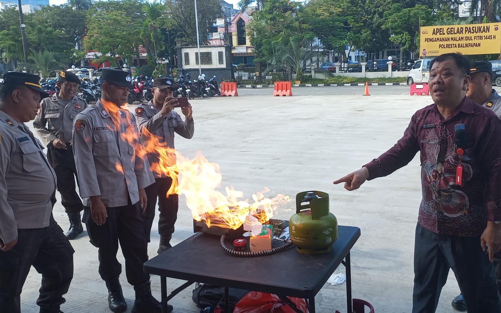 Polresta Balikpapan Gelar Simulasi Pengamanan dari Perangkat Rumah Tangga untuk Antisipasi Terjadinya Kebakaran
