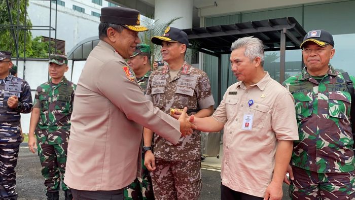 Staf Ahli Bidang Sosial, Kesejahteraan dan Pengembangan SDM Setda Kota Balikpapan, Adamin Siregar, menyambut kedatangan Danjen Akademi TNI, Letjen TNI Rudianto, S.m., Csfa beserta Kalemdiklat Polri, Komjen Pol Drs Purwadi Arianto, M.Si, di Bandara SAMS Sepinggan Balikpapan, pada hari Minggu (5/5/2024). Foto: BorneoFlash/Niken Sulastri