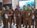 Wali Kota Balikpapan H Rahmad Mas'ud didampingi Sekda Kota Balikpapan, H. Muhaimin, S.T.,M.T., para Asisten dan Kepala Organisasi Perangkat Daerah (OPD) di Lingkungan Pemerintah Kota (Pemkot) Balikpapan, di Lobby Balai Kota Balikpapan, pada hari Selasa (28/5/2024). Foto: BorneoFlash/Niken Sulastri