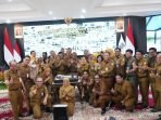 Wali Kota Balikpapan H Rahmad Mas”ud saat mendapatkan kejutan ulang tahun dari seluruh pejabat dan staf di lingkungan Pemkot Balikpapan, pada hari Senin (13/4/2024). Foto: BorneoFlash/Niken Sulastri