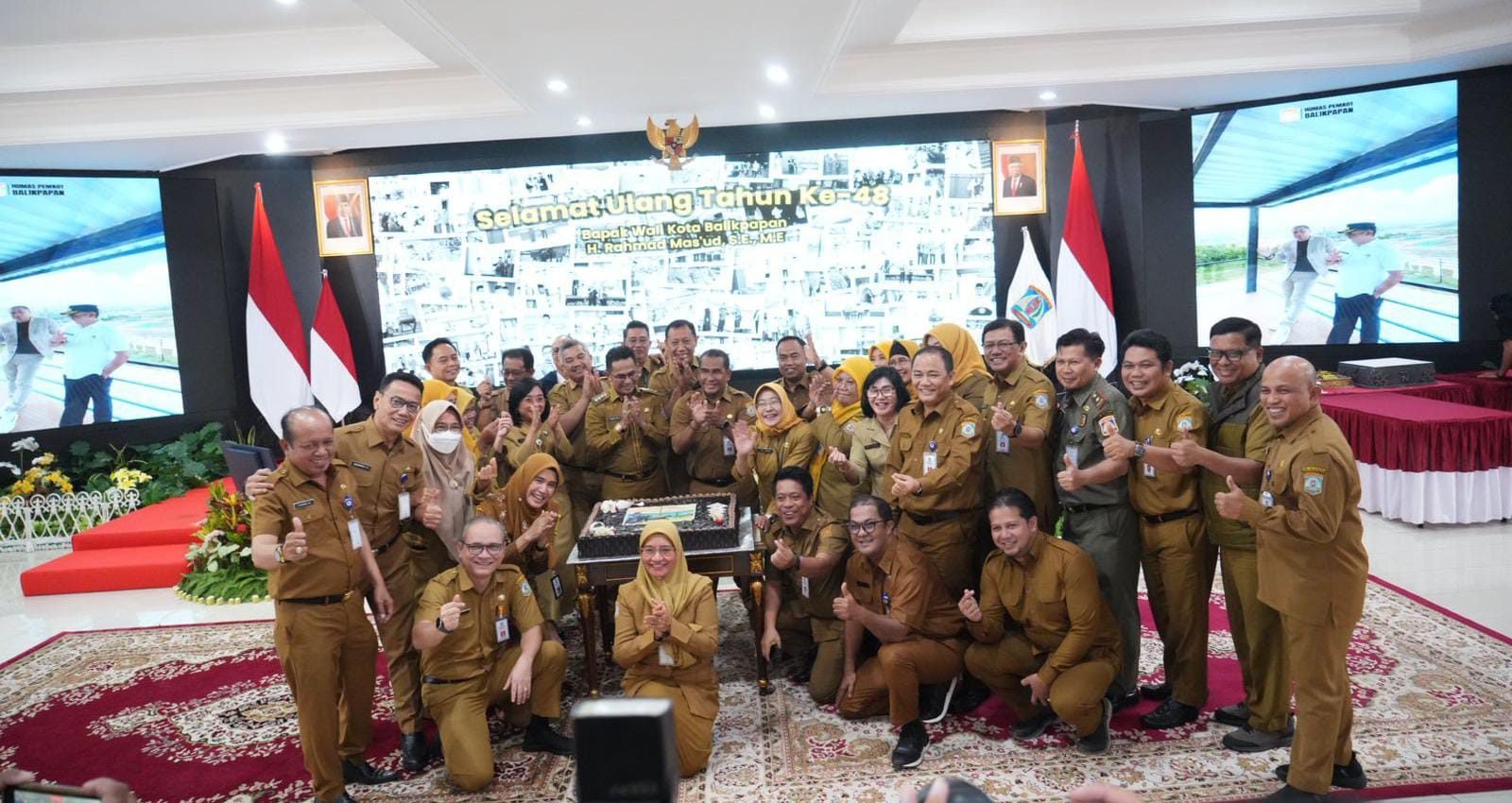 Wali Kota Balikpapan H Rahmad Mas”ud saat mendapatkan kejutan ulang tahun dari seluruh pejabat dan staf di lingkungan Pemkot Balikpapan, pada hari Senin (13/4/2024). Foto: BorneoFlash/Niken Sulastri