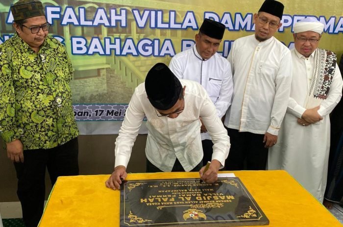 Wali Kota Balikpapan H. Rahmad Mas'ud Saat Penandatangan Prasasti Peresmian Masjid Al-Falah Villa Damai Permai Kota Balikpapan, pada hari Jumat (17/5/2024). Foto: BorneoFlash/Niken Sulastri