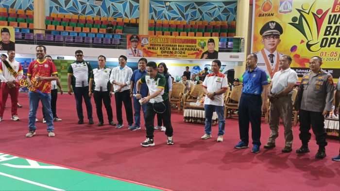 Wali Kota Balikpapan H. Rahmad Mas'ud saat Membuka Kejuaraan Bulu Tangkis Wali Kota Balikpapan Open 2024 dengan melakukan pemukulan pertama di Balikpapan Sport Convention Center (BSCC)/DOME, Rabu (1/5/2024). Foto: BorneoFlash/Niken Sulastri