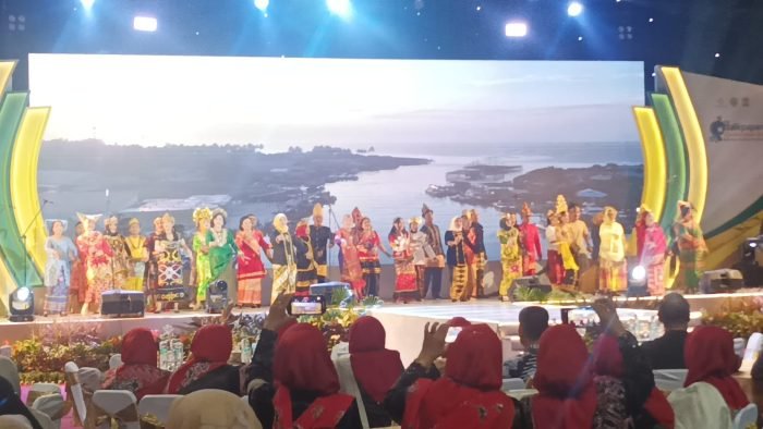Welcome Dinner dihibur dengan tarian, paduan suara maupun fashion show dari dinas kesehatan Kota Balikpapan, di Balikpapan Sport Convention Center (BSCC)/DOME Balikpapan Pada Hari Kamis (9/5/2024) Malam. Foto: BorneoFlash/Niken Sulastri