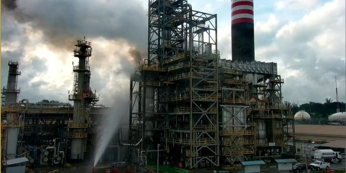 Kilang Pertamina Balikpapan Kembali Aman, Tim Pemadam Berhasil Padamkan Api!