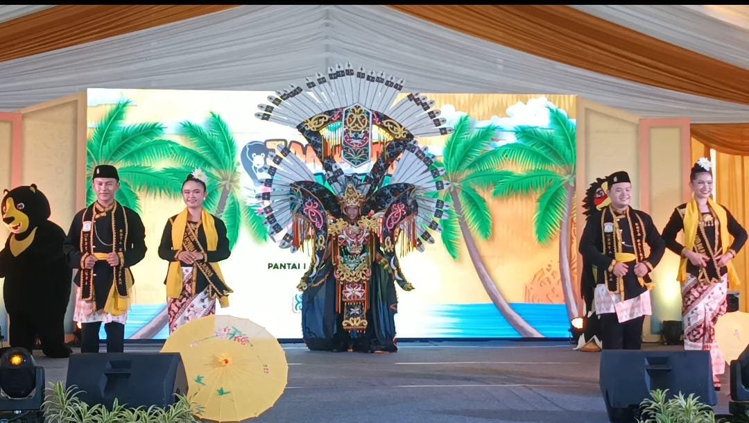 Penampilan devile dari Kota Balikpapan Foto: BorneoFlash.com/Niken Sulastri