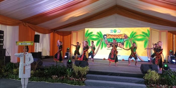 Penampilan devile Jambore Pemuda Daerah dari Kabupaten Mahulu