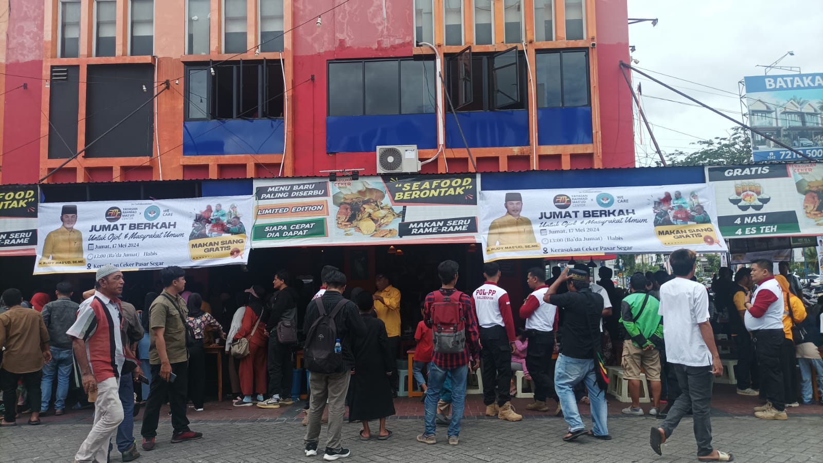 Yayasan Rahmad Mas'ud Center (RMC) Sediakan 1.500 porsi makanan Gratis Kegiatan yang berlangsung di Kawasan Pasar Segar, pada hari Jumat (17/5/2024). Foto: BorneoFlash/Niken Sulastri