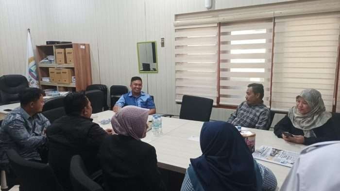 Anggota DPRD Kota Balikpapan, H. Nurhadi Saputra menerima Kunker anggota DPRD Kabupaten Kukar, di Ruang Kerja Komisi III DPRD Balikpapan Anggota DPRD Kota Balikpapan, H. Nurhadi Saputra menerima Kunker anggota DPRD Kabupaten Kukar, di Ruang Kerja Komisi III DPRD Balikpapan, pada hari Rabu (26/6/2024). Foto: BorneoFlash/Niken Sulastri