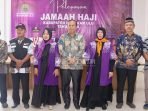 Asisten I Agustinus Teguh Santoso, yang mewakili Bupati Mahulu melepas secara resmi keberangkatan 15 calon Jemaah Haji reguler Tahun 2024 bertempat di Cafetaria Setkab pada Kamis (30/05/24).Foto: HO/Prokopim Mahulu