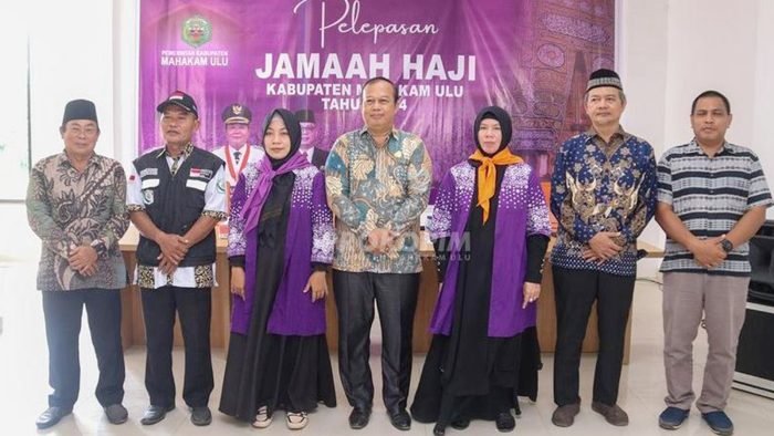 Asisten I Agustinus Teguh Santoso, yang mewakili Bupati Mahulu melepas secara resmi keberangkatan 15 calon Jemaah Haji reguler Tahun 2024 bertempat di Cafetaria Setkab pada Kamis (30/05/24).Foto: HO/Prokopim Mahulu