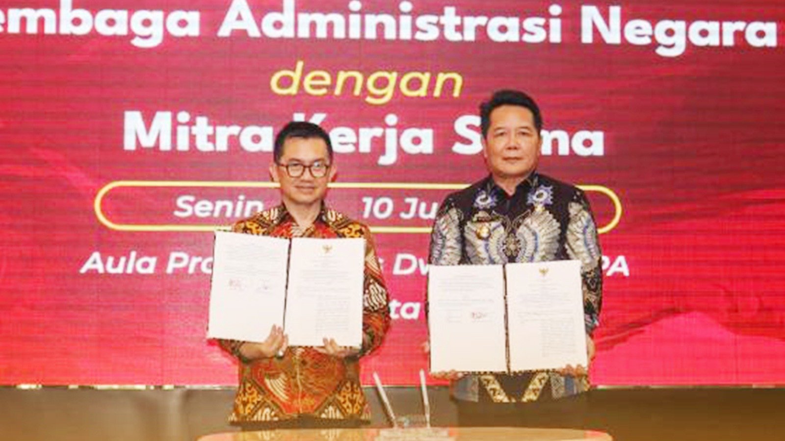 Bupati Mahulu Bonifasius Belawan Geh saat Penandatanganan MoU dengan Pelaksana Tugas (Plt.) Kepala Lembaga Administrasi Negara (LAN) RI Muhammad Taufiq di Gedung B LAN Lantai 2 Aula Prof. Dr. Agus Dwiyanto, MPA, Jakarta Pusat, Senin (10/6/2024). Foto: HO/Prokopim Mahulu