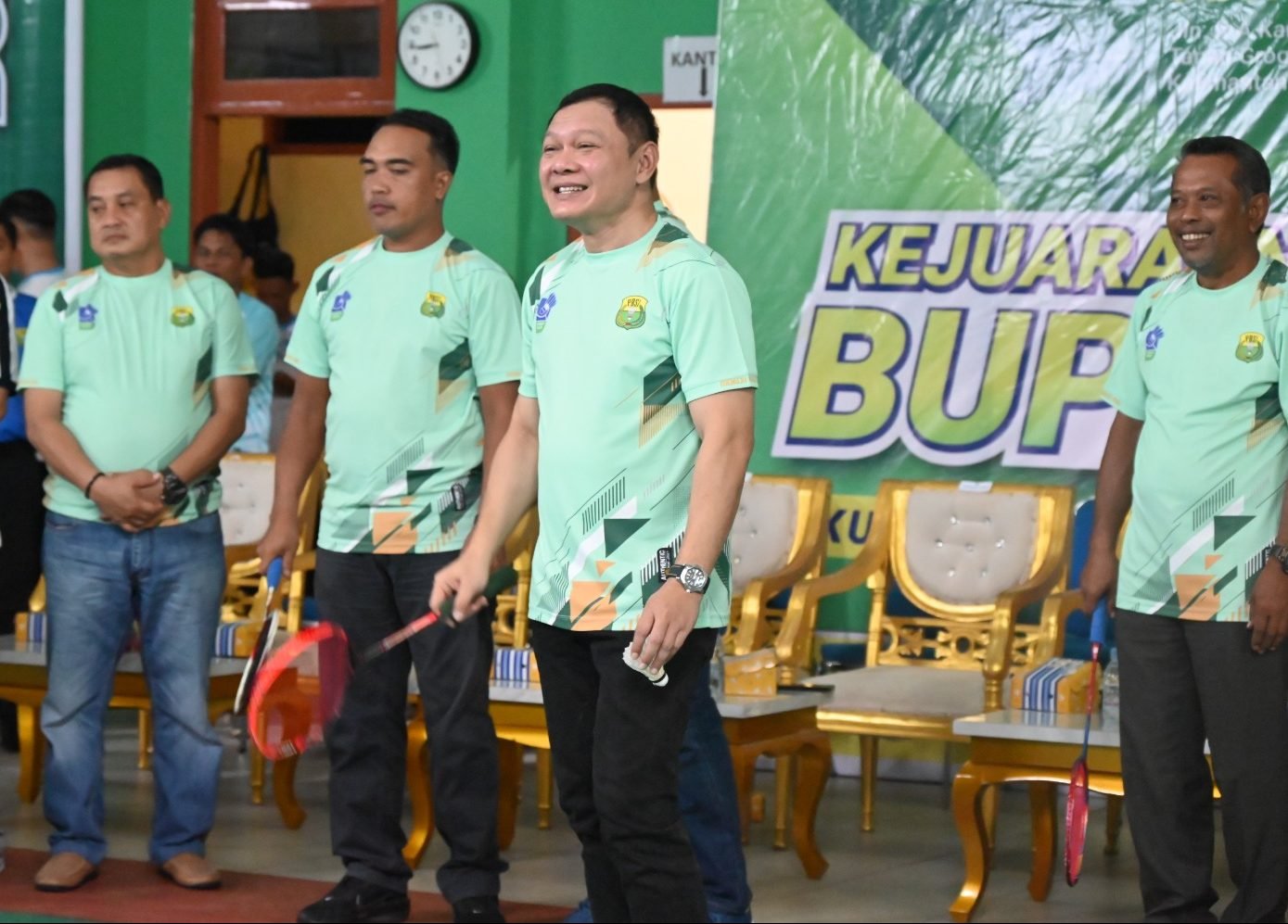 Bupati Paser, Fahmi Fadli saat membuka Kejuaraan Bulutangkis Bupati Paser Open 2024, di Gedung Bulutangkis Jalan RA Kartini, Gang Rinjani, Kecamatan Tanah Grogot pada Minggu, (9/6/2024) malam. Foto: BorneoFlash/IST