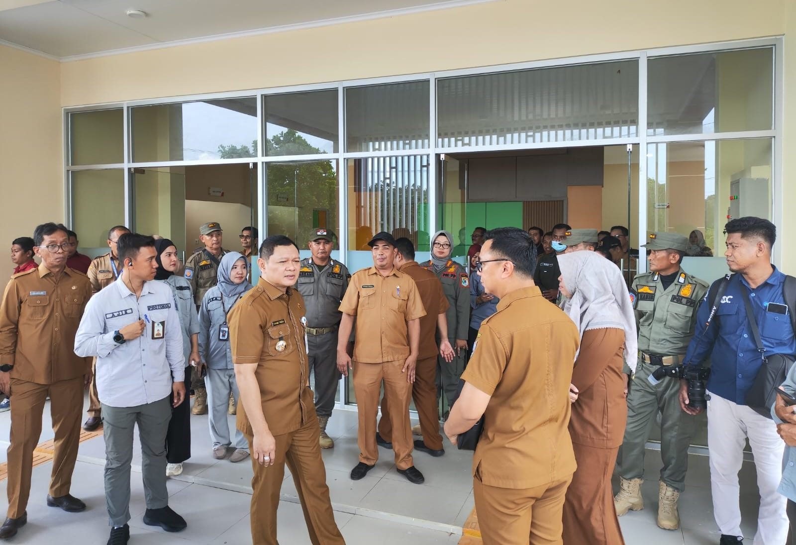 Bupati Paser dr Fahmi Fadli saat meninjau fasilitas lift di empat gedung kompleks perkantoran Kilometer 5, Tanah Grogot, pada Senin (10/6/2024). Foto: BorneoFlash/IST