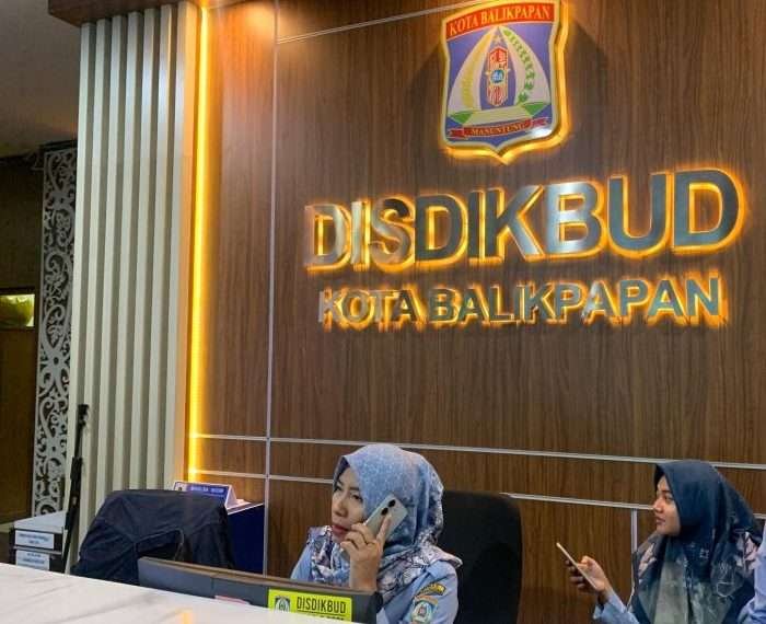 Untuk Mempermudah Masyarakat yang kesulitan saat pelaksanaan pengisian data secara online, Disdikbud Kota Balikpapan membuka desk layanan selama PPDB Online Tahun 2024. Foto: BorneoFlash/Niken Sulastri