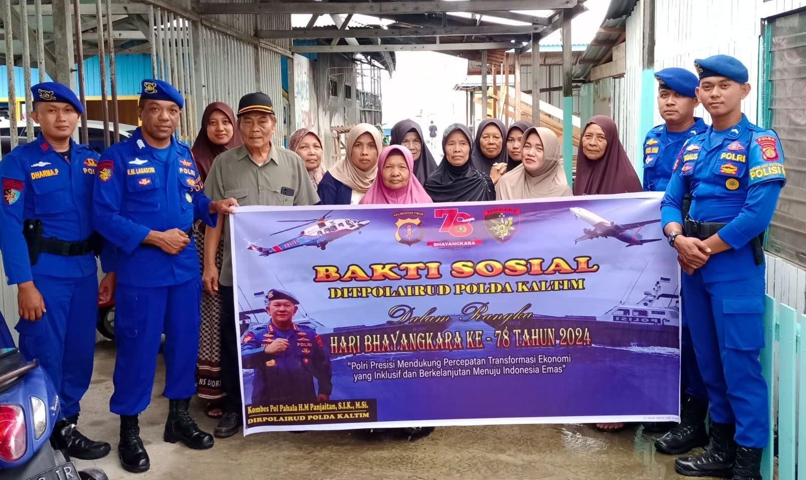 Ditpolairud Polda Kaltim melaksanakan kegiatan bakti sosial di RT 12 Dusun 3 Desa Anggana, Kecamatan Anggana, Kabupaten Kutai Kartanegara (Kukar), Pada hari Rabu (19/6/2024). Foto: HO/Humas Polda Kaltim