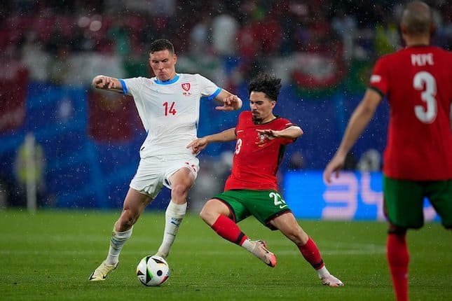 Duel antar pemain di laga Portugal vs Republik Ceko. Foto: HO/AP Photo-Petr Josek
