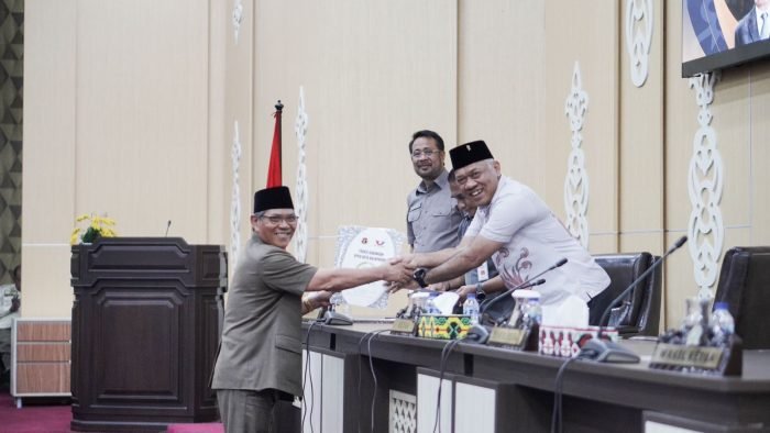 Fraksi PPP include Perindo Capt M Hatta Umar, pada rapat paripurna DPRD Balikpapan, di Ruang Rapat Paripurna DPRD Balikpapan, pada hari Jumat (7/6/2024). Foto: BorneoFlash/IST