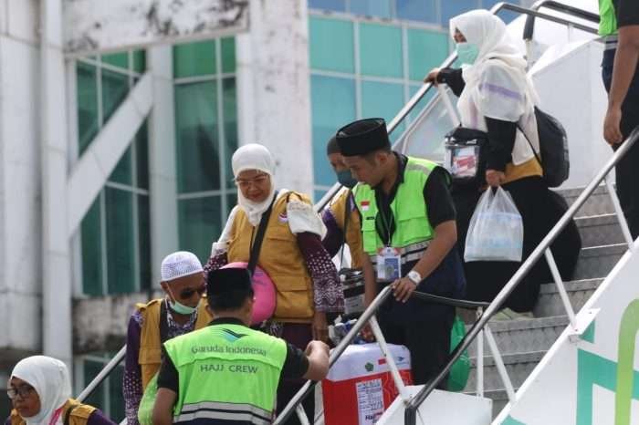 Jemaah haji Kota Balikpapan beserta petugas yang terdaftar pada kloter 1 tiba di Bandara SAMS Sepinggan Balikpapan Jemaah haji Kota Balikpapan beserta petugas yang terdaftar pada kloter 1 tiba di Bandara SAMS Sepinggan Balikpapan, pada hari Selasa (25/6/2024). Foto: BorneoFlash/Niken Sulastri